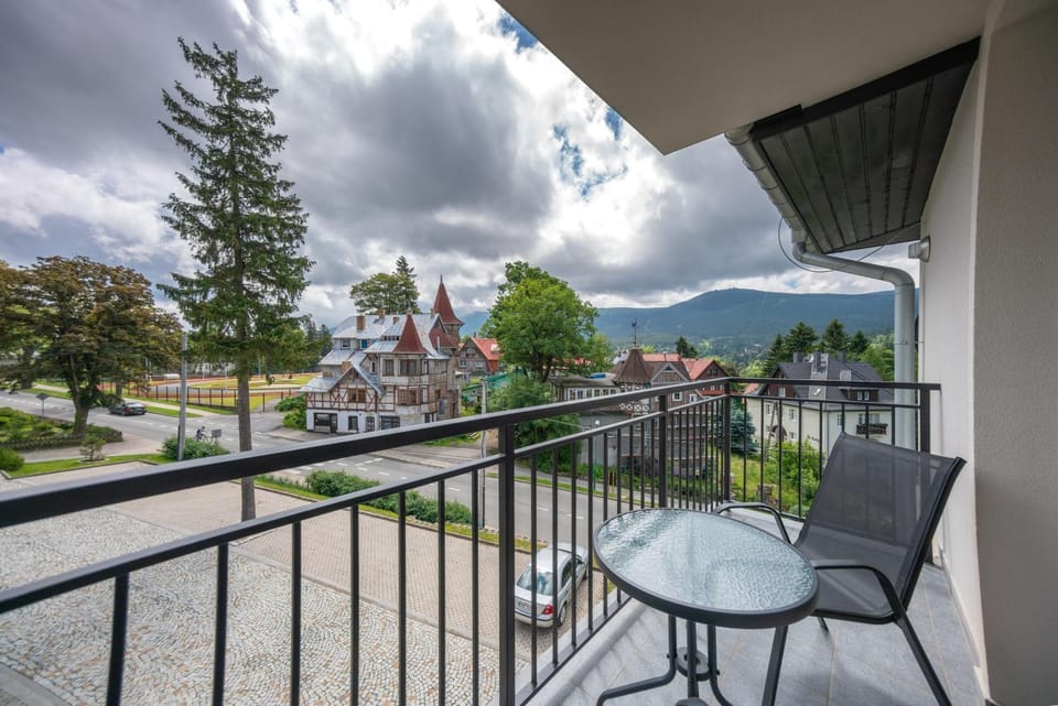 Balcony/Terrace, Mountain view