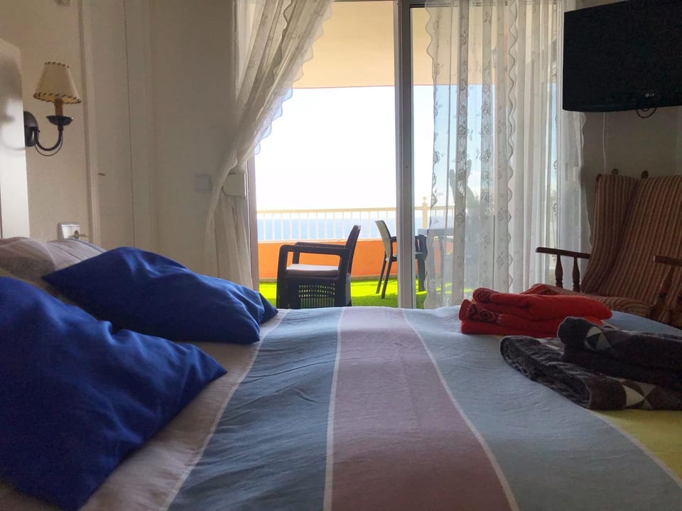 Bed, Photo of the whole room, Decorative detail, Garden view, Sea view