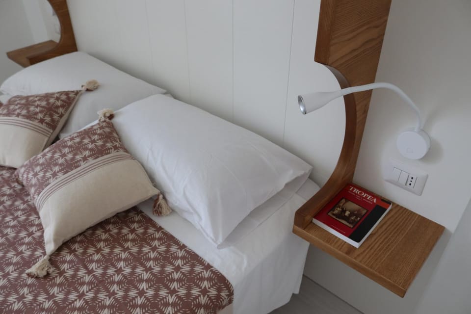 Bed, Photo of the whole room, Bedroom, internet