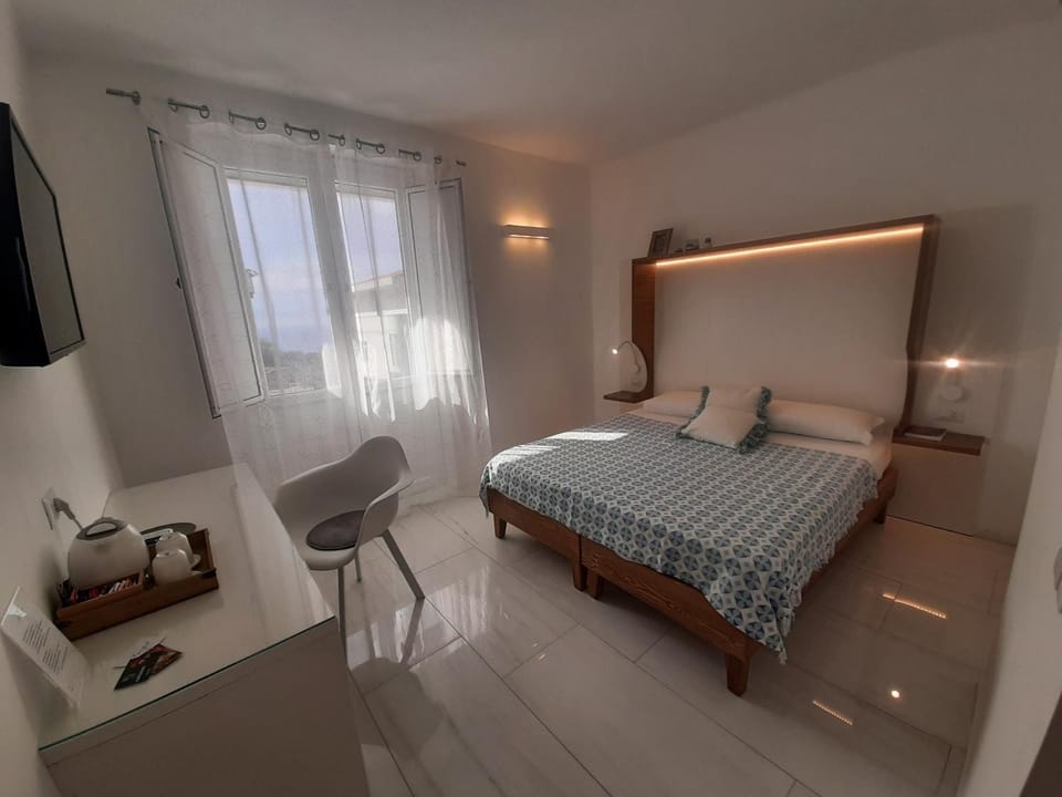 Bed, TV and multimedia, View (from property/room), Photo of the whole room, Bedroom, internet, air conditioner