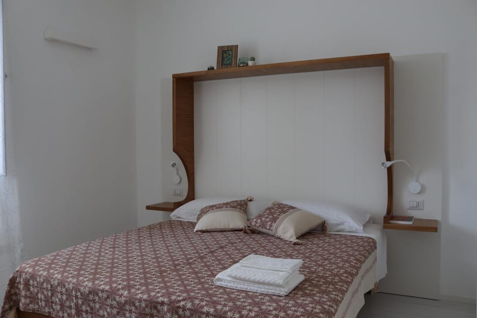 Bed, Photo of the whole room, Bedroom, internet, towels, air conditioner