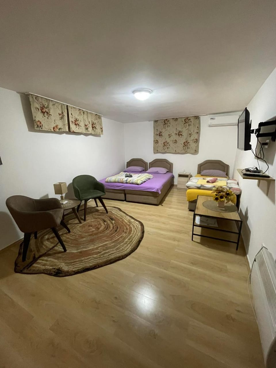 TV and multimedia, Photo of the whole room, Seating area, Bedroom, towels