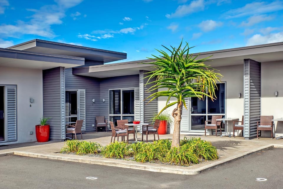 Property building, Patio, Balcony/Terrace