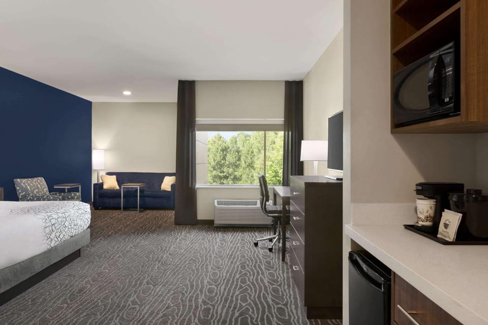 Coffee/tea facilities, View (from property/room), Photo of the whole room, Seating area, Bedroom, On site, Area and facilities