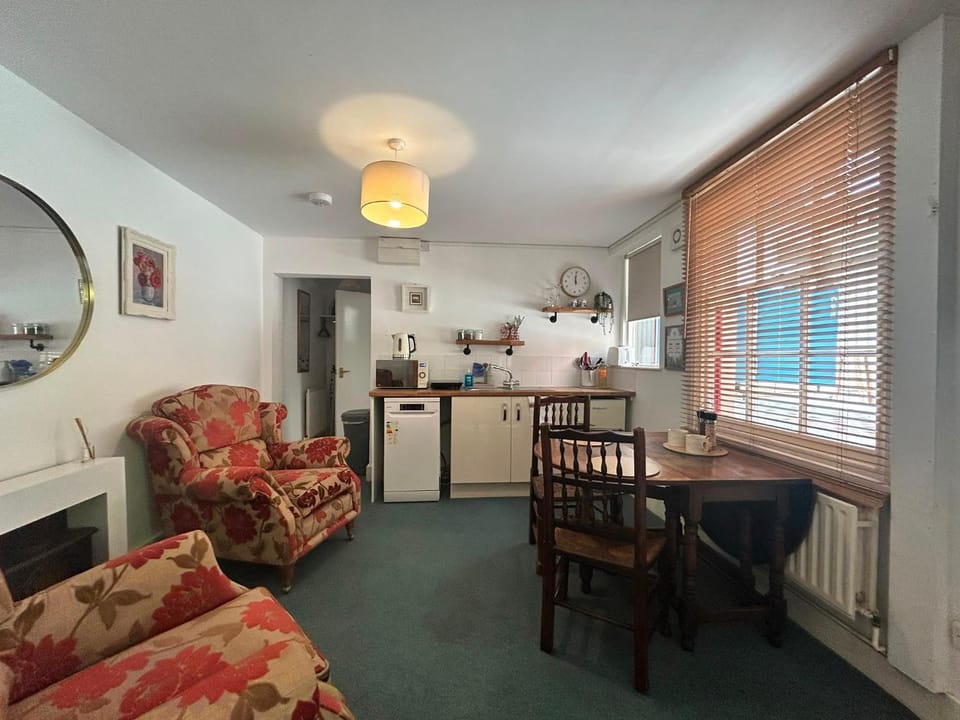 Kitchen or kitchenette, Living room, Seating area, Dining area
