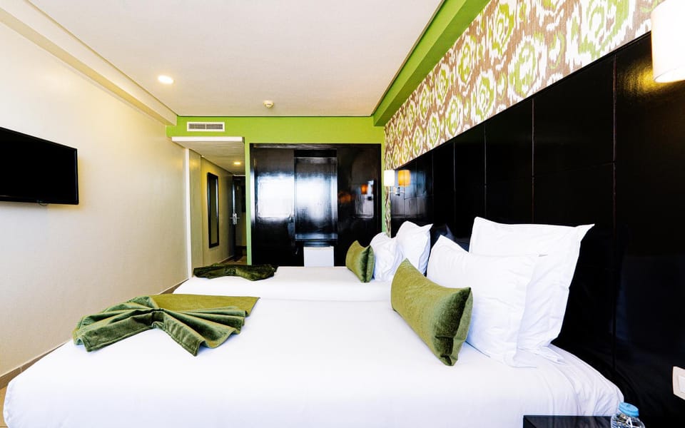 Bed, TV and multimedia, Photo of the whole room, Bedroom