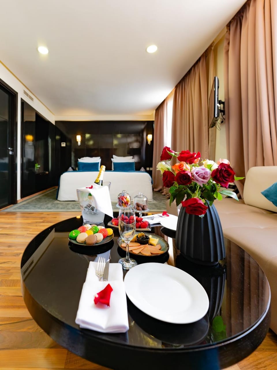 Restaurant/places to eat, Living room, Food and drinks, Seating area, Dining area, Food, Breakfast, Drinks