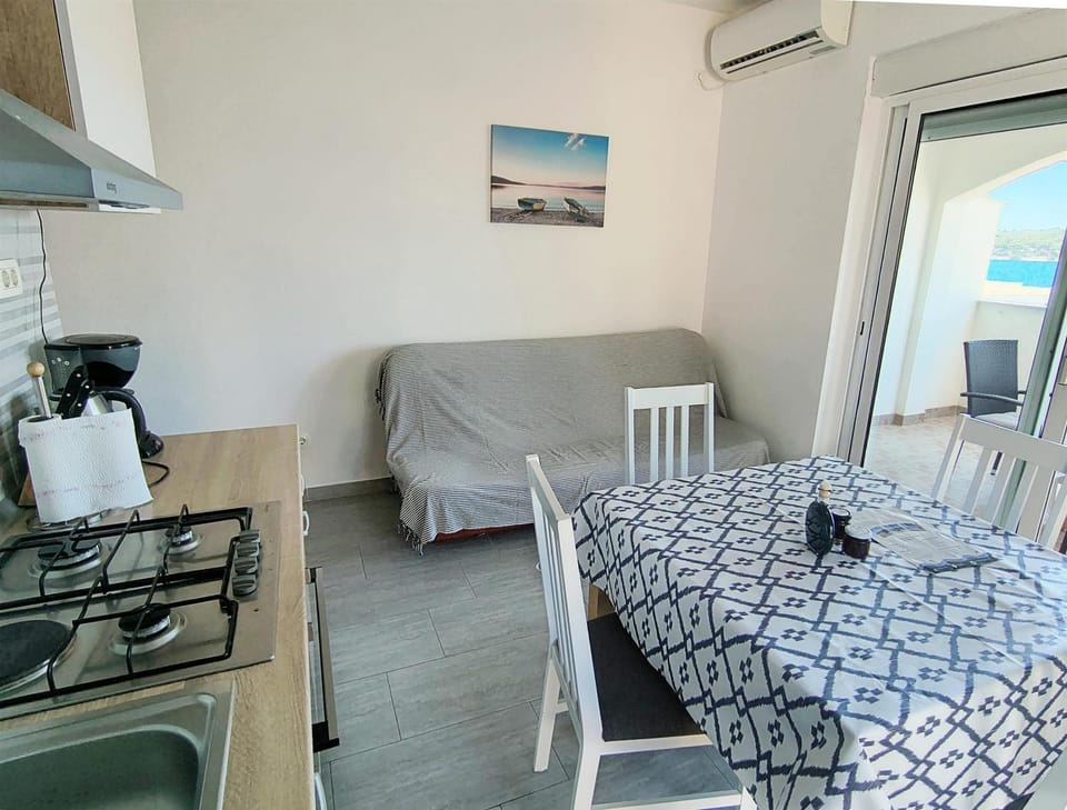 TV and multimedia, Coffee/tea facilities, Balcony/Terrace, Kitchen or kitchenette, Living room, Seating area, Dining area, Sea view, air conditioner