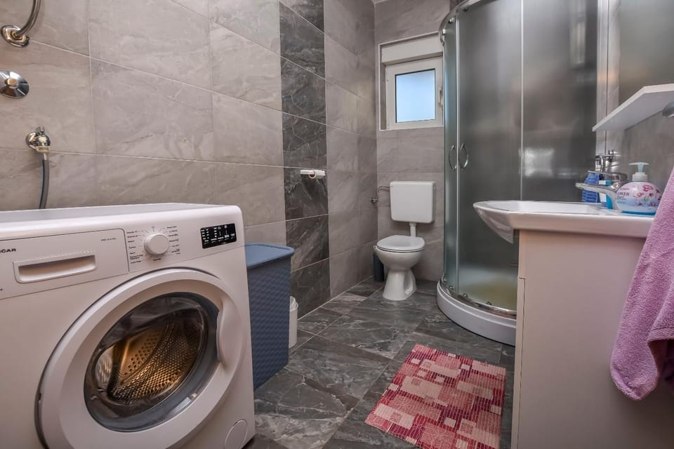 Shower, Toilet, Bathroom, towels, washing machine