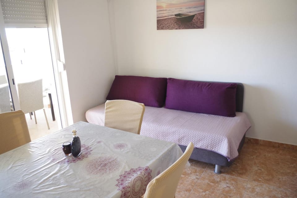 Bed, TV and multimedia, Living room, Photo of the whole room, Seating area, Dining area, Bedroom