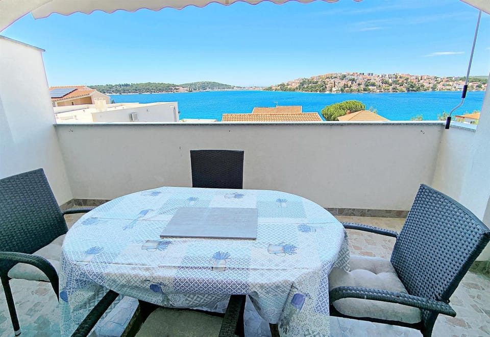 Day, View (from property/room), Balcony/Terrace, Seating area, Dining area, City view, Sea view, Sea view