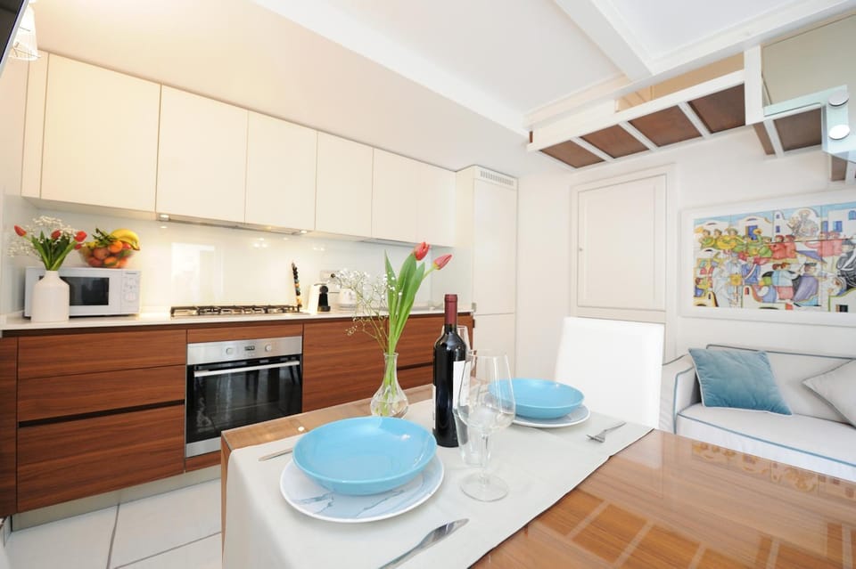 Kitchen or kitchenette, Dining area, Drinks, Alcoholic drinks