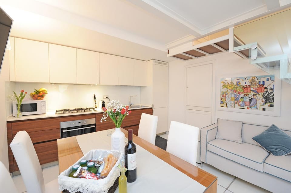 Kitchen or kitchenette, Living room, Seating area, Dining area