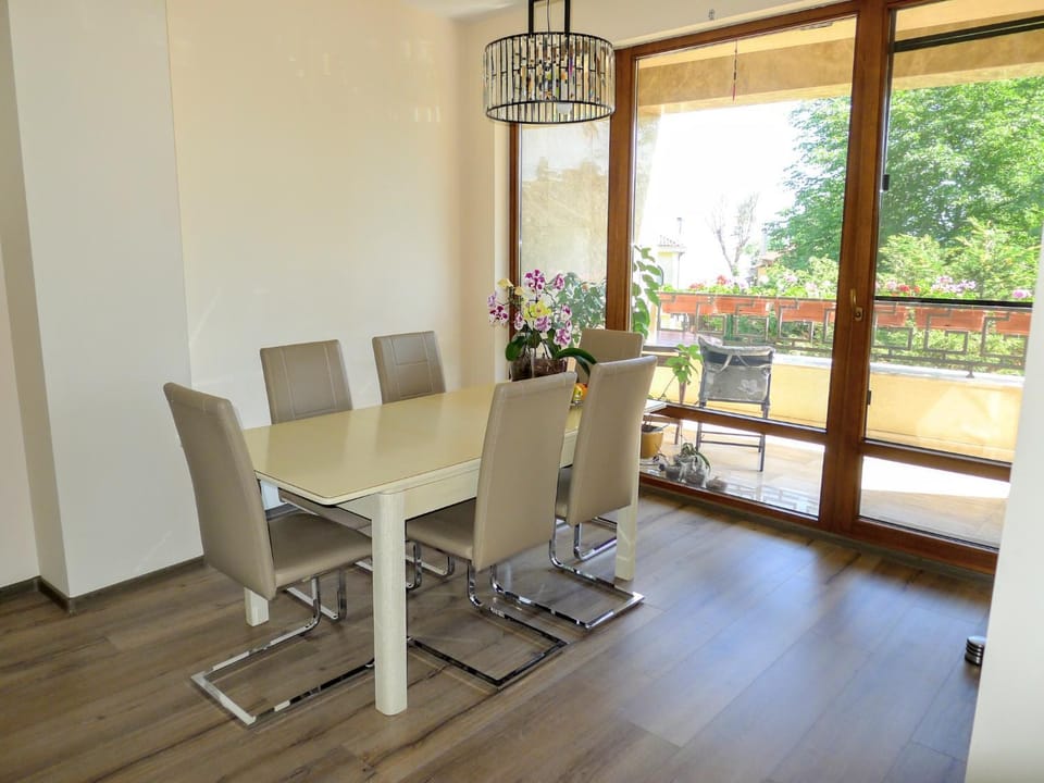 Dining area, Garden view
