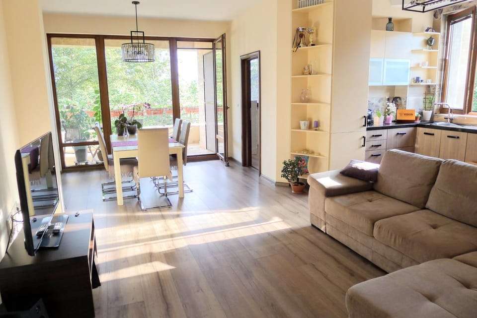 TV and multimedia, Coffee/tea facilities, Kitchen or kitchenette, Living room, Seating area, Dining area, Garden view, Sea view