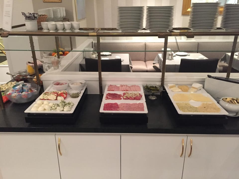 Restaurant/places to eat, Food and drinks, Buffet breakfast