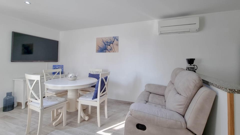 TV and multimedia, Dining area, air conditioner