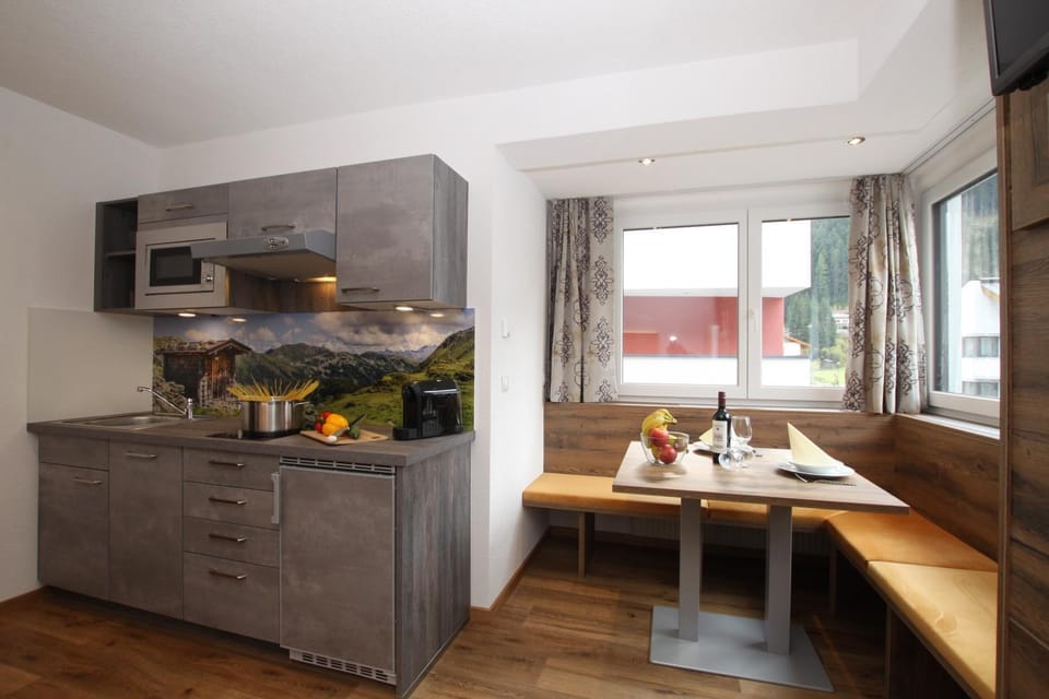Kitchen or kitchenette, Food and drinks, Photo of the whole room, Dining area, Bedroom, Food, Mountain view, Drinks