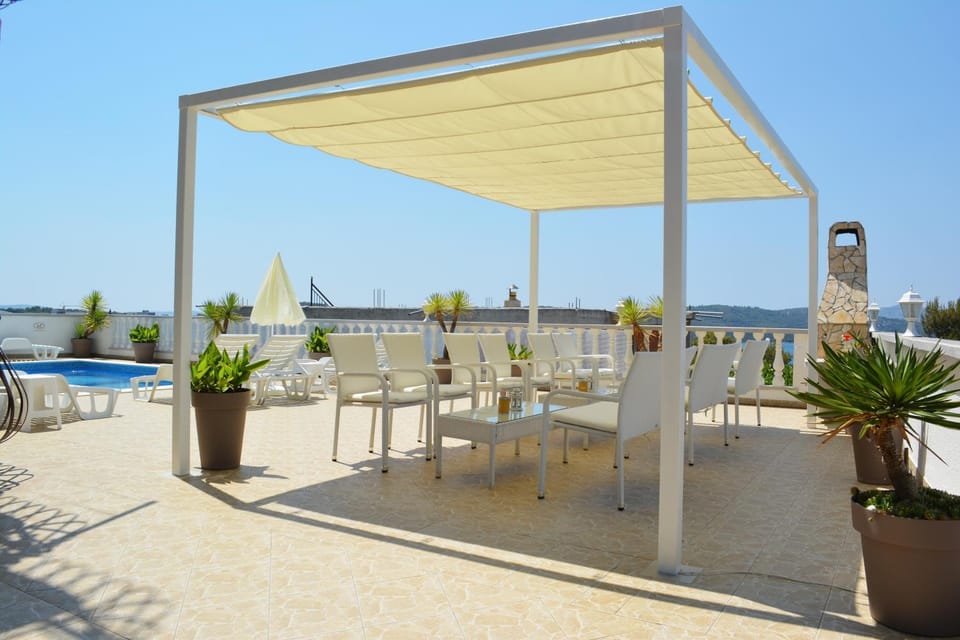 Patio, BBQ facilities, Pool view, Swimming pool, sunbed, Internal: Not applicable to any particular room