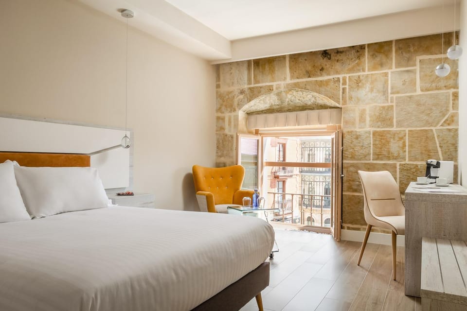 Bed, Photo of the whole room, Seating area