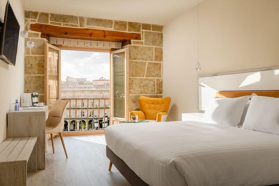 Bed, Coffee/tea facilities, Photo of the whole room, Decorative detail, Landmark view