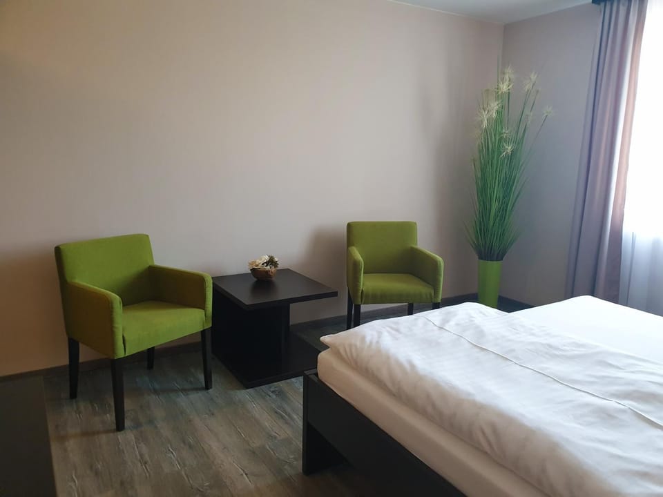 Photo of the whole room, Seating area