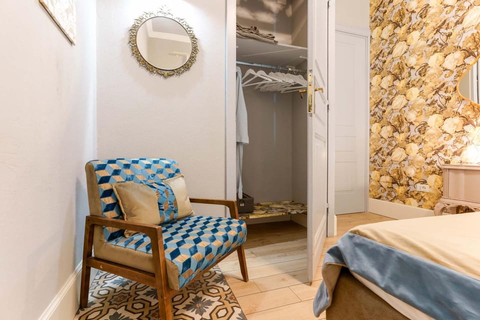 Photo of the whole room, Seating area, wardrobe