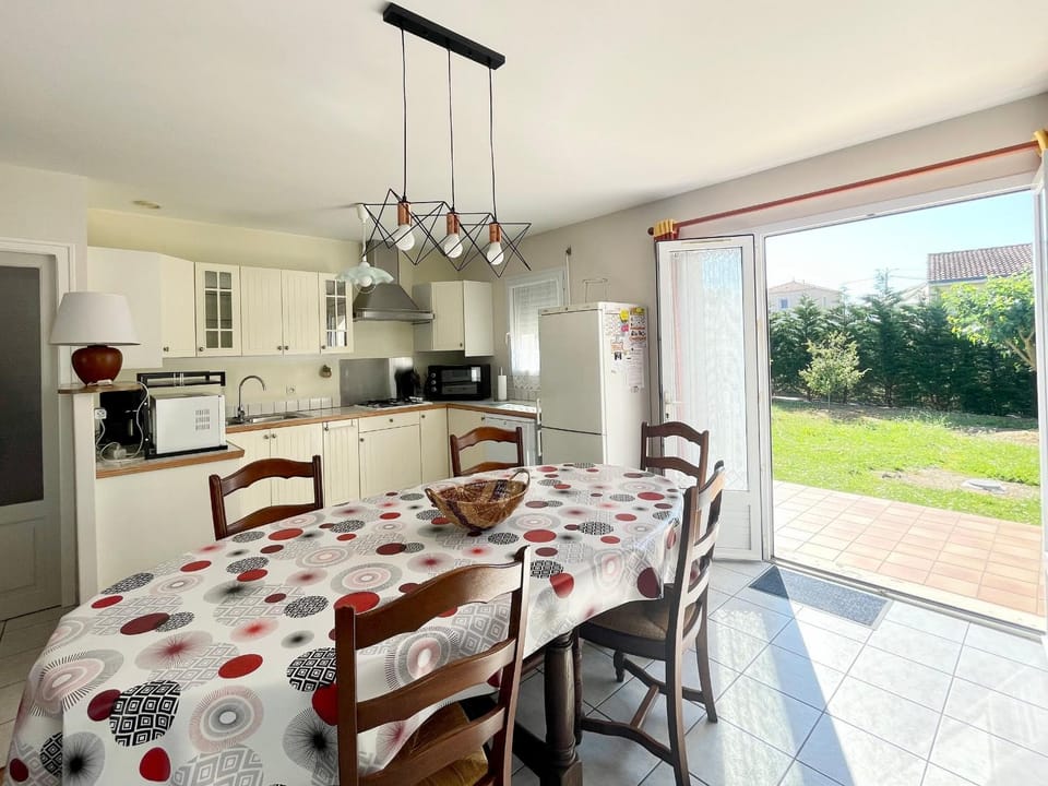 Maison Plain-Pied avec Jardin Clos à 300m de la Mer - 4 Chambres - WiFi - Bretignolles-sur-Mer - FR-1-231-183 House in Pays de la Loire