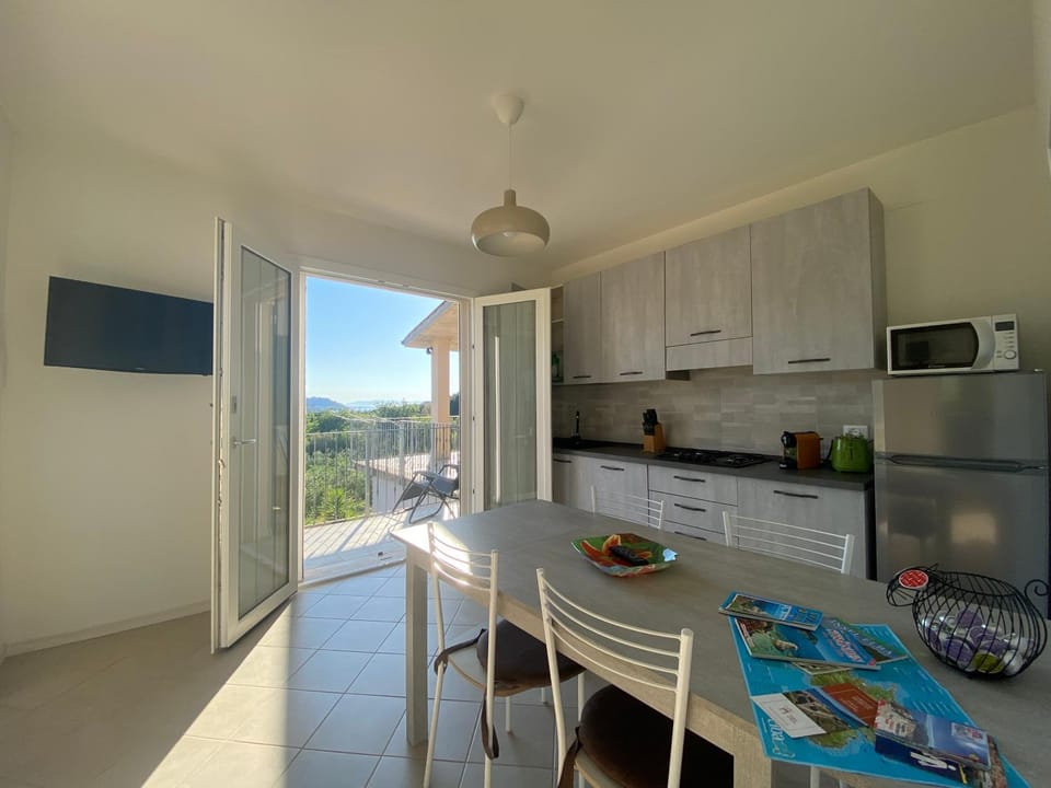 Kitchen or kitchenette, Dining area, minibar