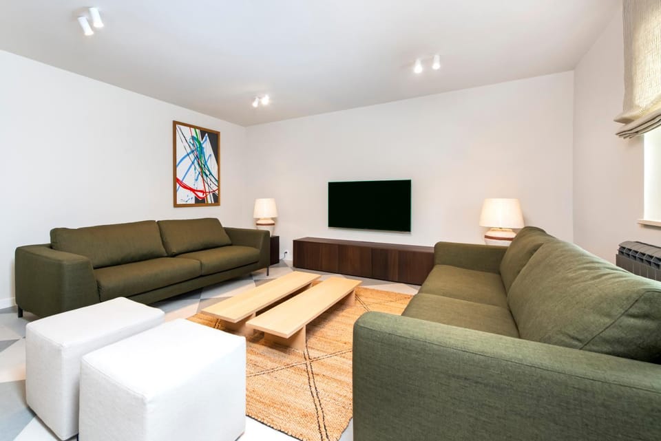 TV and multimedia, Living room, Seating area, Evening entertainment