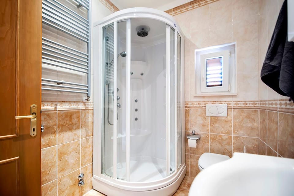 Bathroom, Spa and wellness centre/facilities