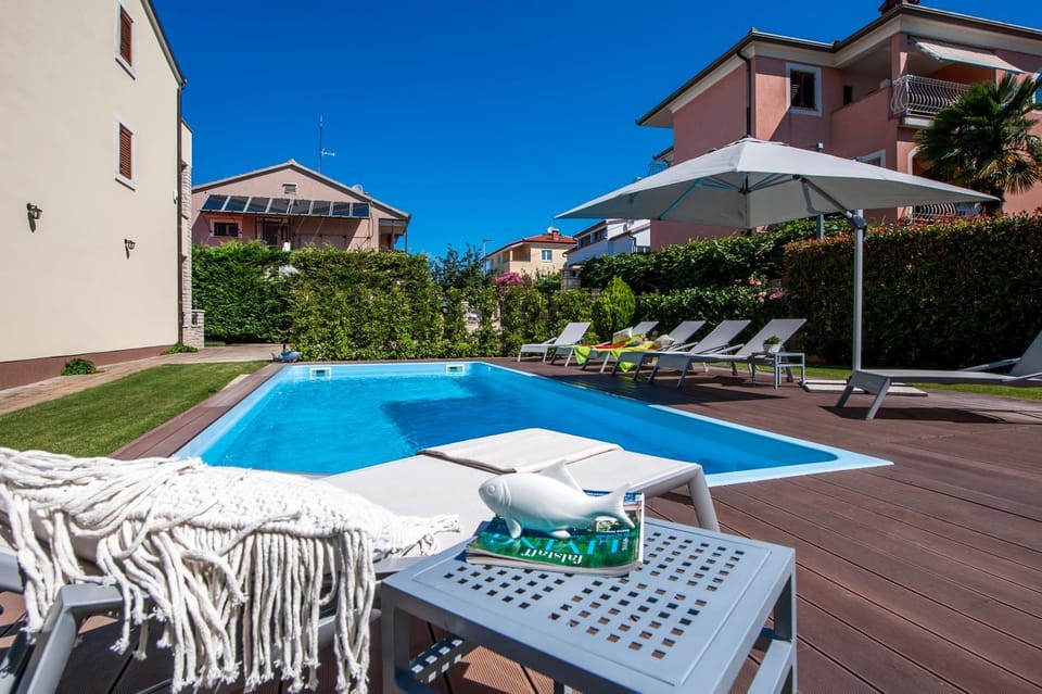 Property building, Garden, Swimming pool