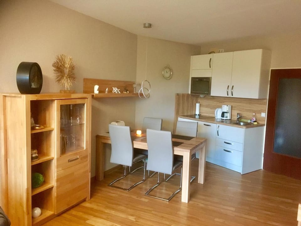 Kitchen or kitchenette, Dining area