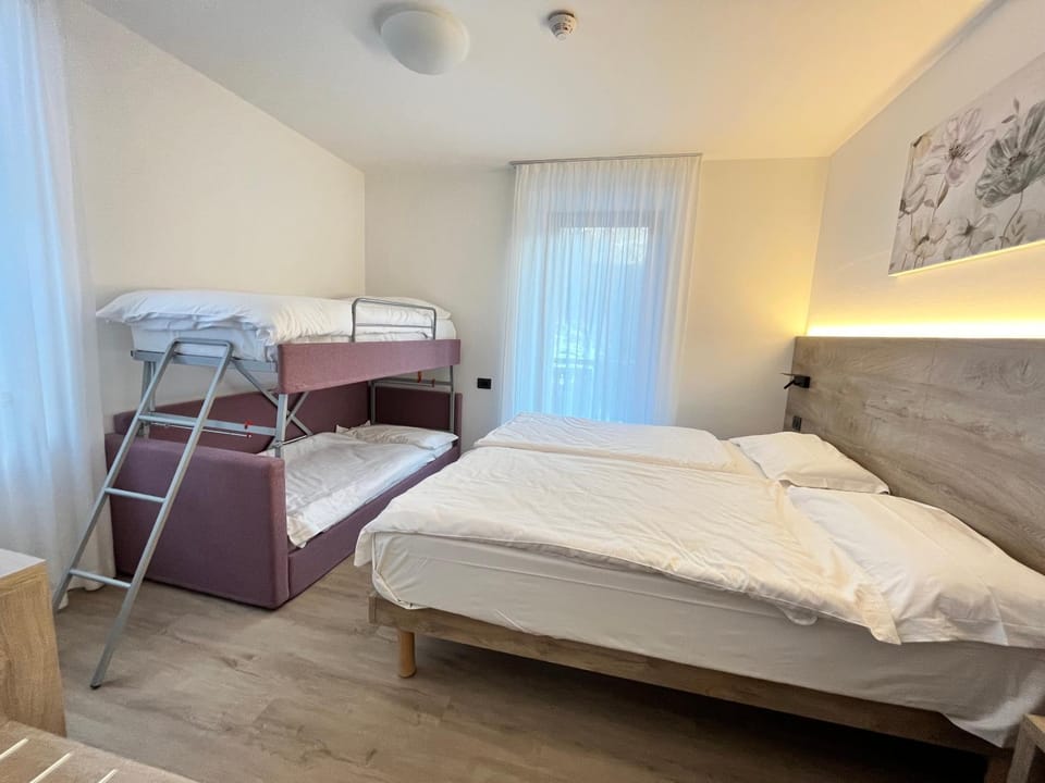 Bed, Photo of the whole room, bunk bed