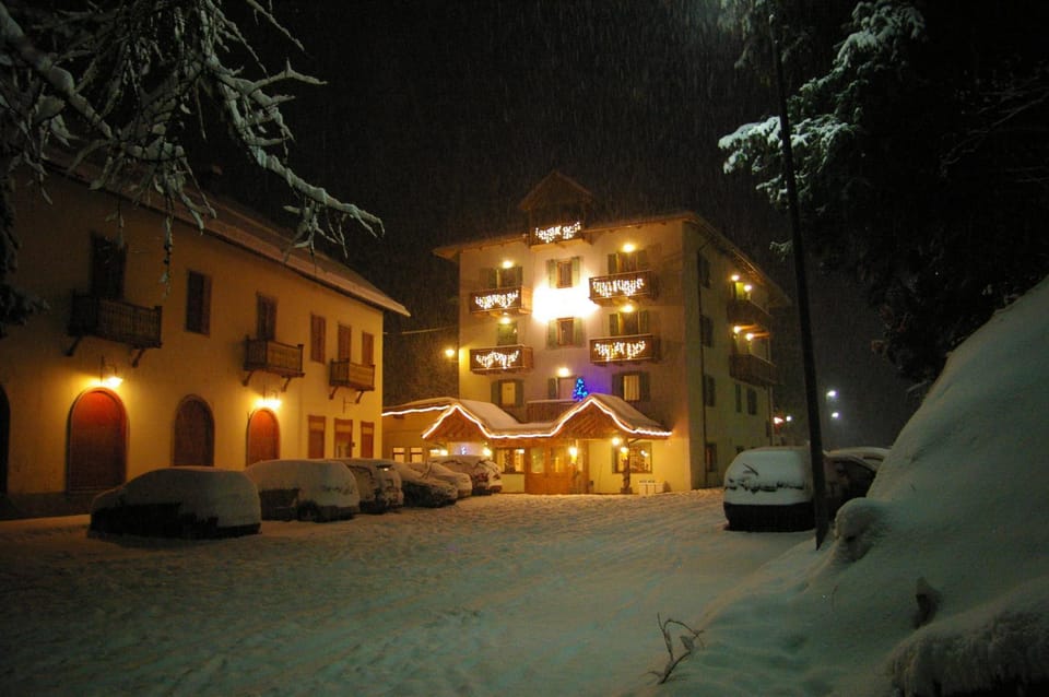 Facade/entrance, Night, Winter