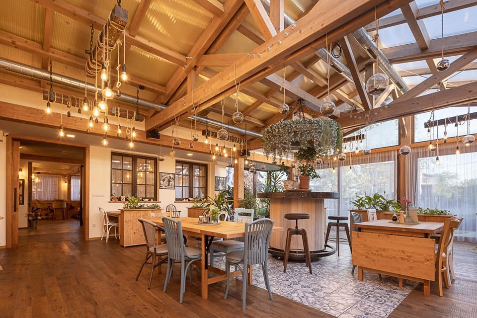 Property building, Restaurant/places to eat