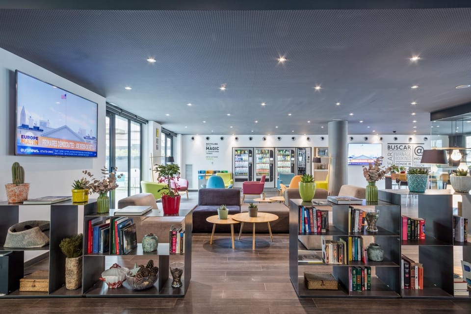 Communal lounge/ TV room, TV and multimedia, Lobby or reception, Food and drinks, Seating area, Area and facilities