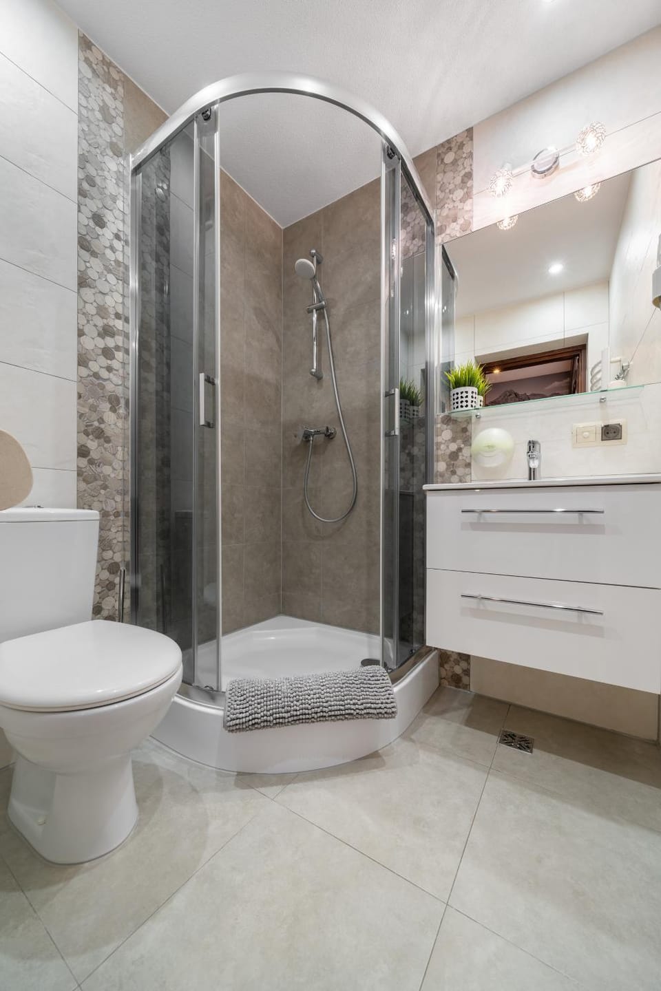 Shower, Toilet, Bathroom, towels