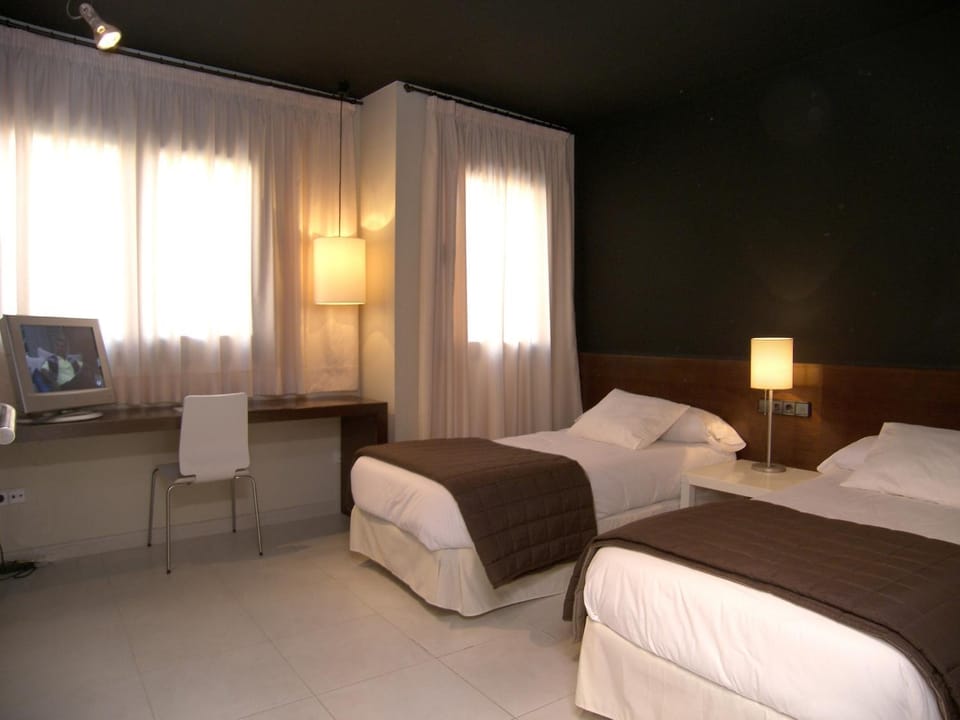 Bed, TV and multimedia, Seating area