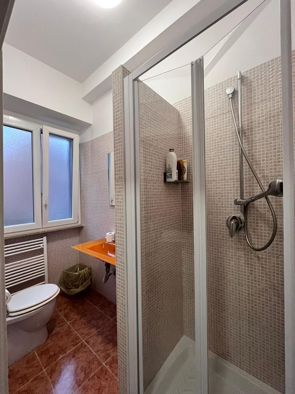 Adriatic Room 50 m dalla stazione Ferroviaria di Ciampino e dalla navetta aeroportuale Bed and Breakfast in Rome