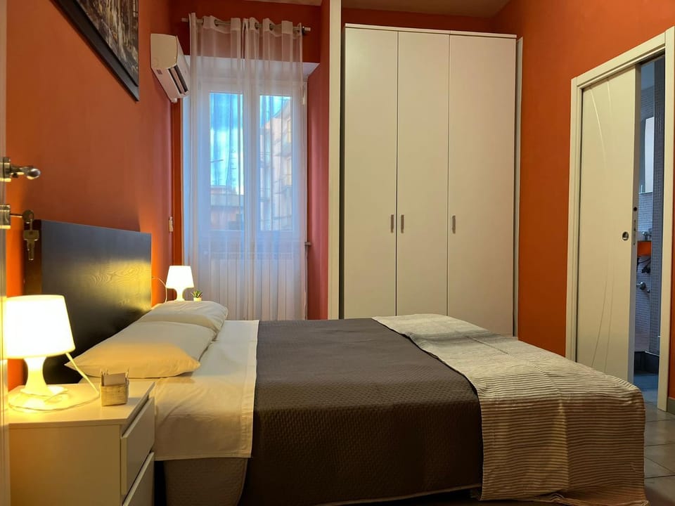 Adriatic Room 50 m dalla stazione Ferroviaria di Ciampino e dalla navetta aeroportuale Bed and Breakfast in Rome