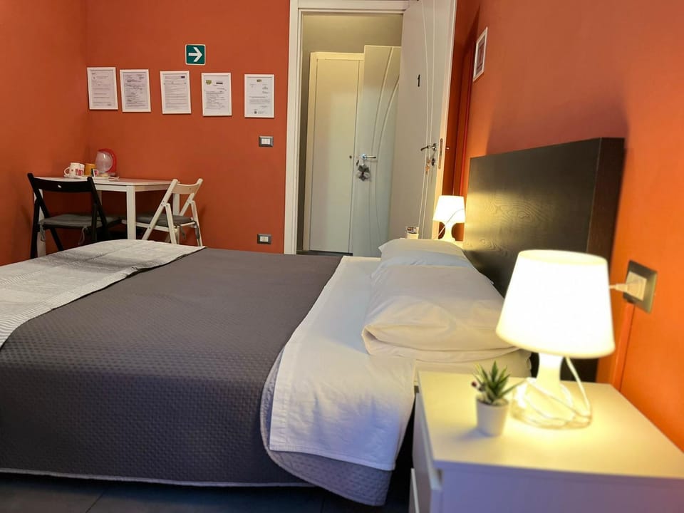 Adriatic Room 50 m dalla stazione Ferroviaria di Ciampino e dalla navetta aeroportuale Bed and Breakfast in Rome