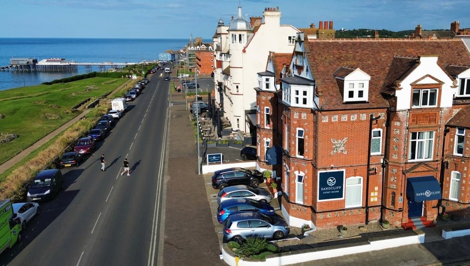 Property building, Neighbourhood, Sea view, Location