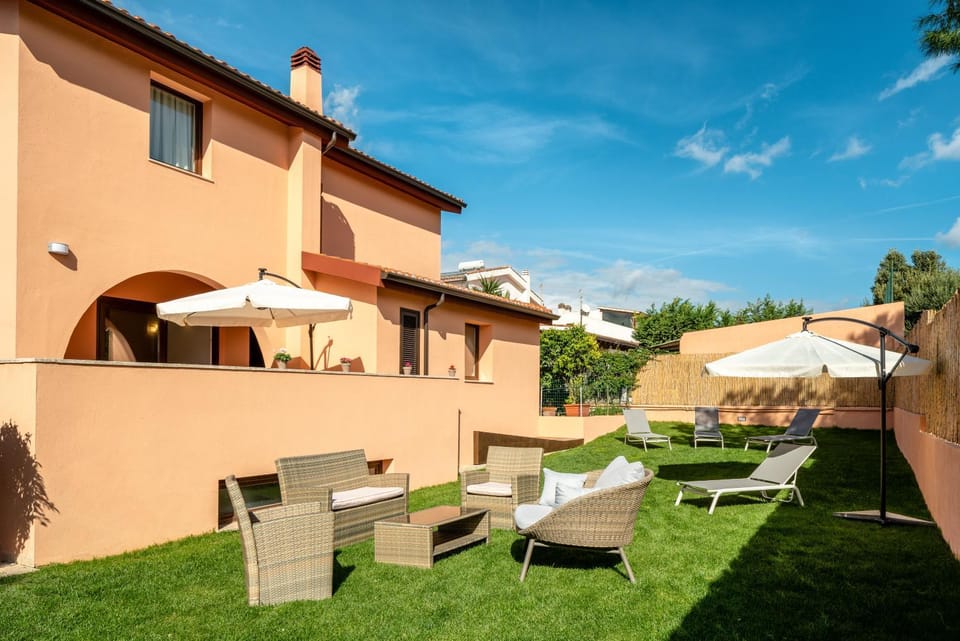 Property building, Garden, Balcony/Terrace