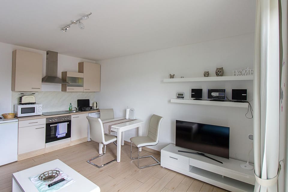 TV and multimedia, Kitchen or kitchenette, Living room