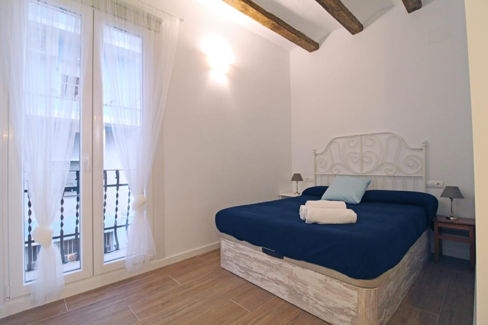 Bed, Balcony/Terrace, Photo of the whole room, Bedroom, City view, Street view