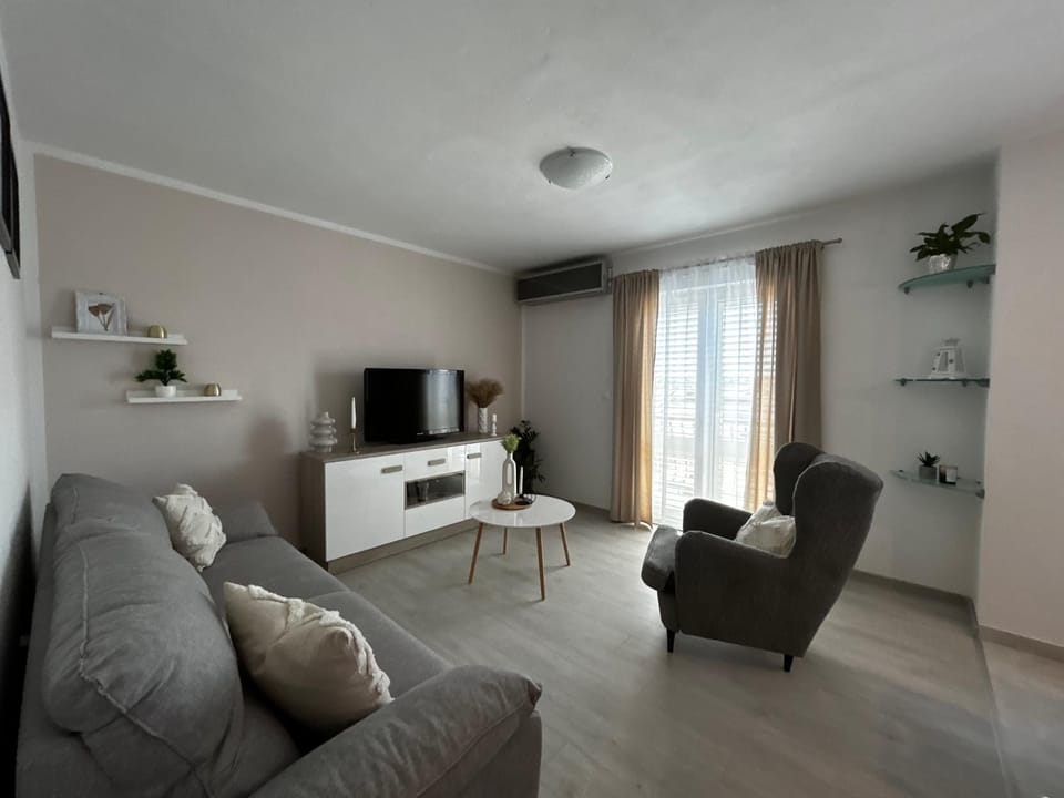 Communal lounge/ TV room, TV and multimedia, Living room, Seating area