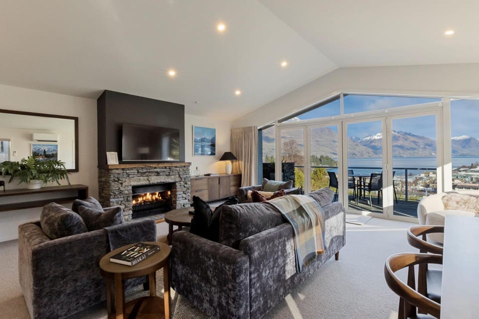 Seating area, fireplace