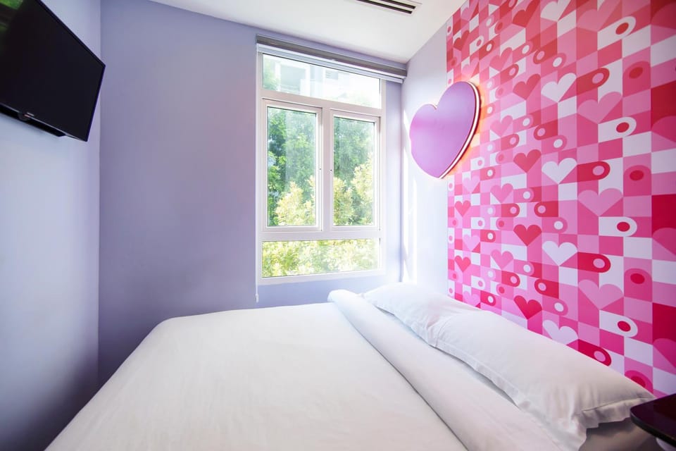 Bed, TV and multimedia, Photo of the whole room