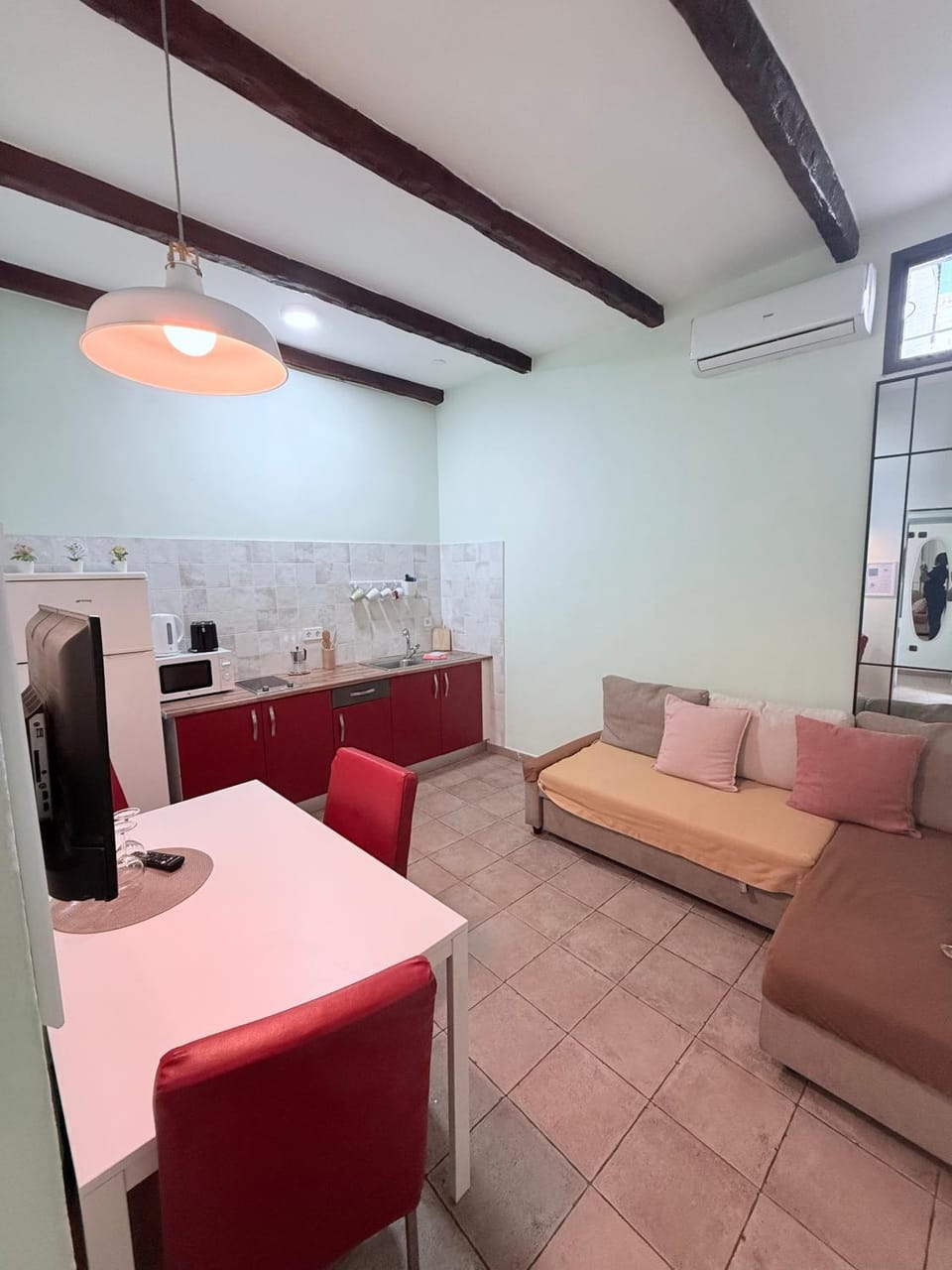 Kitchen or kitchenette, Dining area